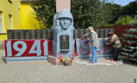 Благоустройство памятников и обелисков.