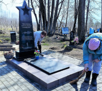 Субботник по уборке территории  вокруг памятников.