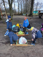 Весенняя уборка в парке