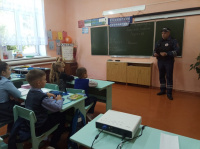 Для обучающихся 1-9 классов старшим лейтенантом полиции Кувшиновым Р.А. была проведена беседа о безопасности дорожного движения.