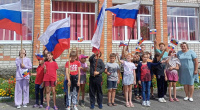 Трёхцветный, гордый Отечества флаг.