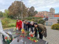 Память нам стучится в сердце