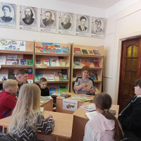 Нам о войне расскажет книга.